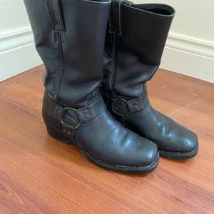 Boulet Bike boots the colour is black in size 8
